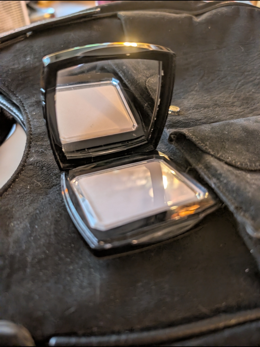 Vintage Luxury Chanel Black Enameled Compact In Daphne - Picture 2 of 14